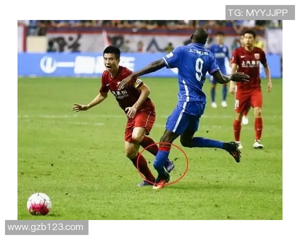 足球巨星不幸断腿伤退赛场，复出前景扑朔迷离引发广泛关注